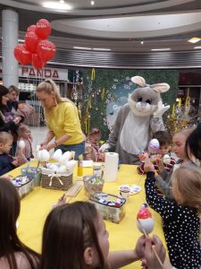 żywa maskotka wielkanocna, wynajem żywej maskotki wielkanocnej, animacje wielkanocne, odwiedziny zająca wielkanocnego, dmuchany zajączek wielkanocny wynajem warsztaty wielkanocne w przedszkolu, atrakcje na wielkanoc